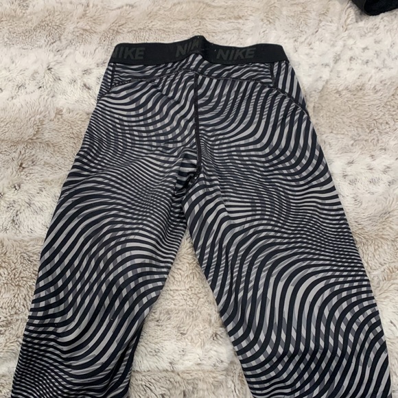 barely worn capris black and gray - Picture 2 of 2